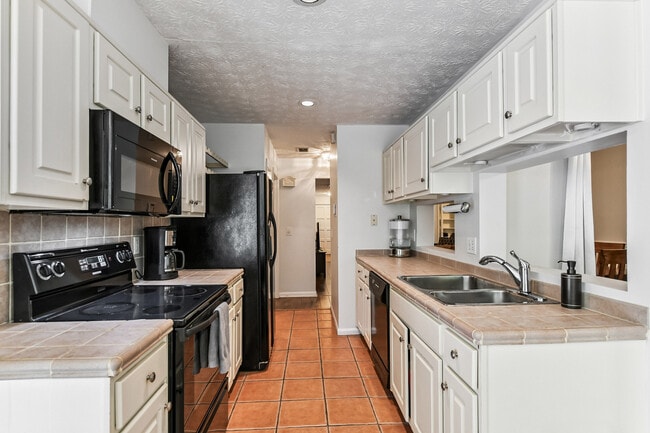 Building Photo - 19 Normandy Ct