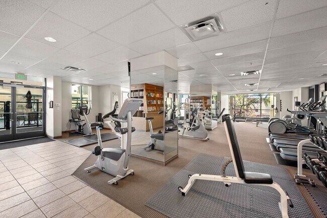 Building Photo - Spectacular Marina District 3-Bedroom Pent...