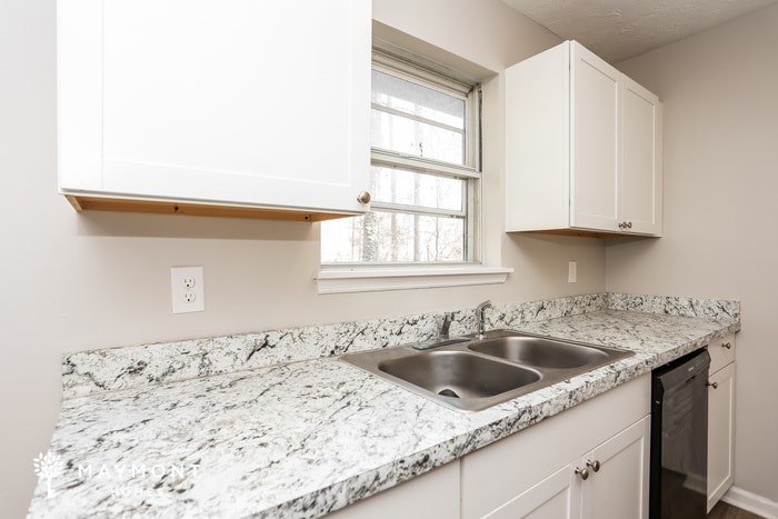 Building Photo - 1600 Pin Oak Ln SE