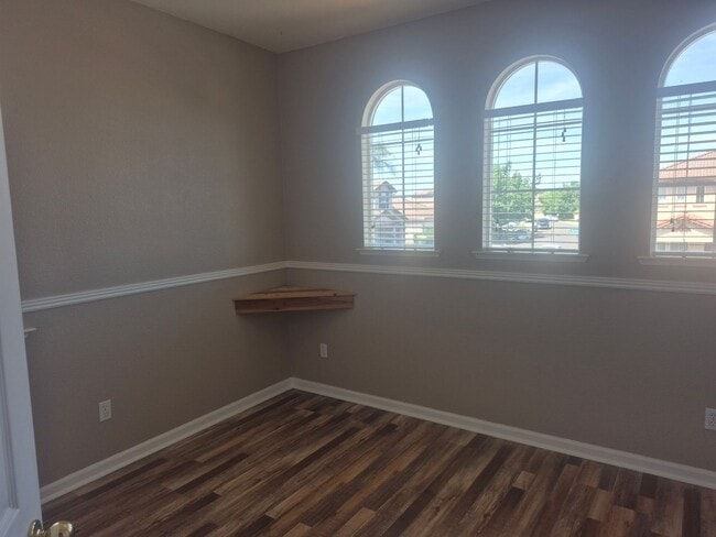 Building Photo - Beautiful 4 Bedroom 2.5 Bath with loft