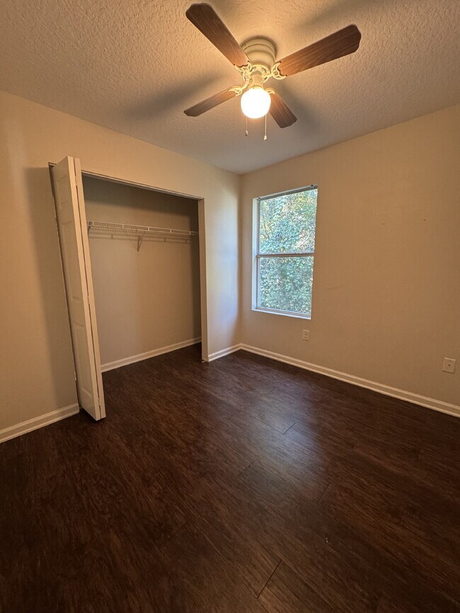 Building Photo - 4 bedroom 2.5 bath townhome with 1 car att...