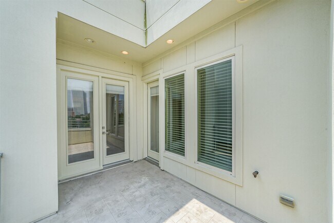 Building Photo - 5425 Hidalgo St