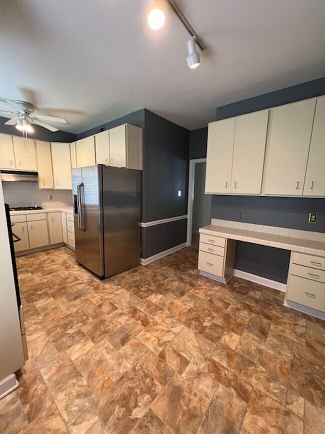Building Photo - 3 Bedroom/ 2 bath Condo in Fountain Manor