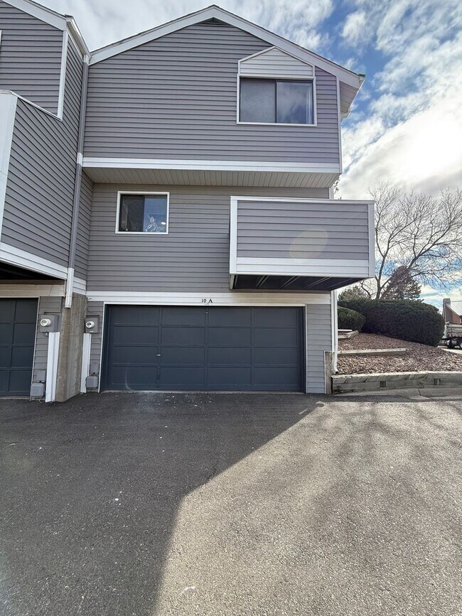 Building Photo - Welcome home to this beautifully updated townhome in the highly desirable Chesapeake Bay community!