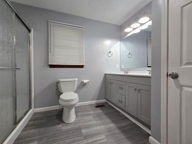 Building Photo - Roomy 3br country home with a sunroom!