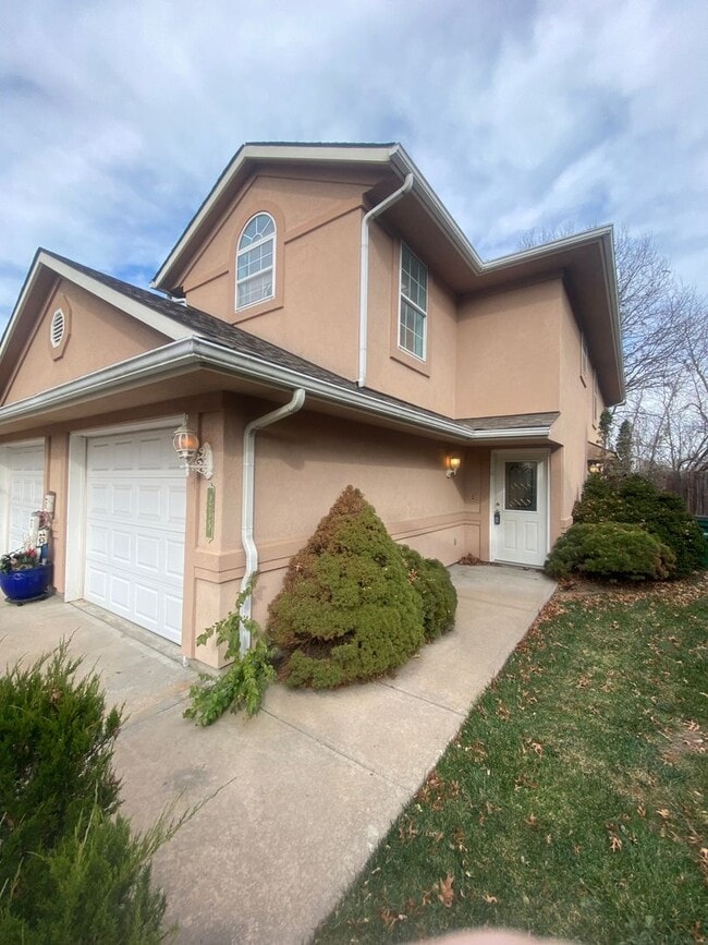 Building Photo - Beautiful unit in a quiet cul-de-sac