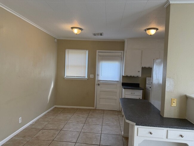 Building Photo - 1 bedroom 1 bath, Bethany Schools- Now Available