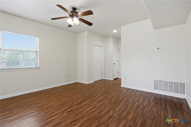 Building Photo - 302 W San Antonio St