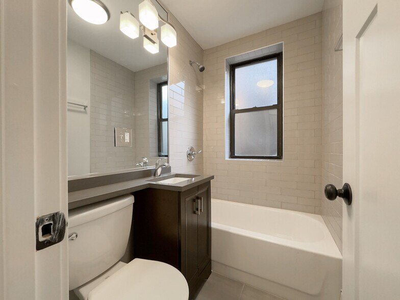 Building Photo - 434 W Belden Ave