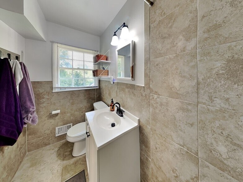 Building Photo - 456 Mark Ave