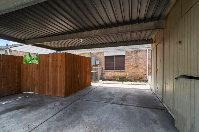 Building Photo - 8952 Wilcrest Dr