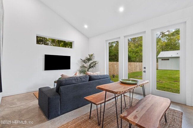 Building Photo - 581 Hazel St