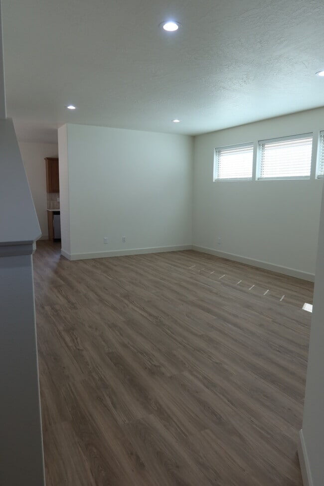Building Photo - 507 Carol Ave