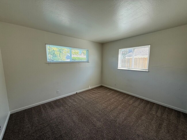 Building Photo - Cozy 2 bedroom 1 bathroom with pool!