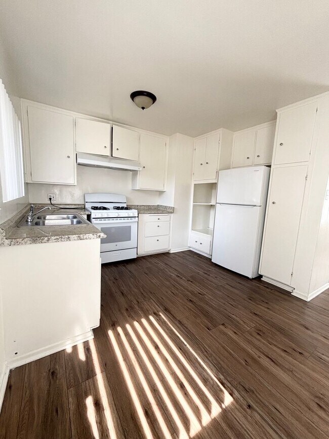 Building Photo - C130