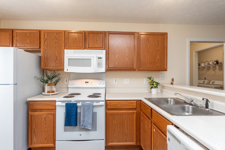 2BR, 2BA - 975SF Juniper - Kitchen - Cumberland Towers