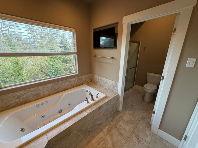 Building Photo - Nice 4bed/2.5 Bath Home, Gas Range