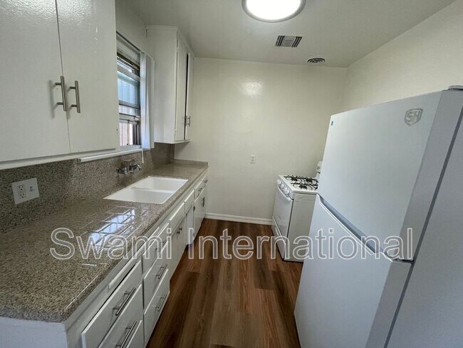 Building Photo - 833 W 97th St