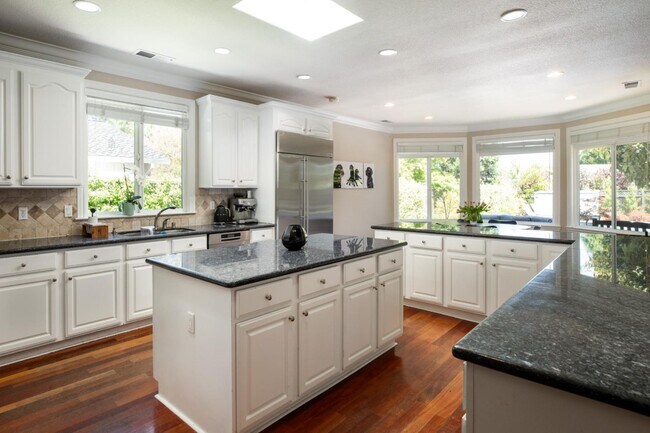 Building Photo - 955 Stanley Ave