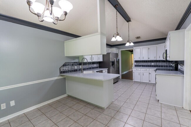 Building Photo - Charming 3 Bedroom Home in Dogwood Hills