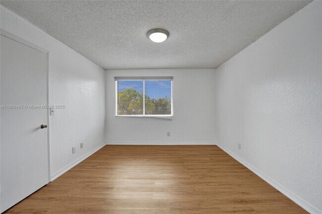 Building Photo - 417 Vista Isles Dr