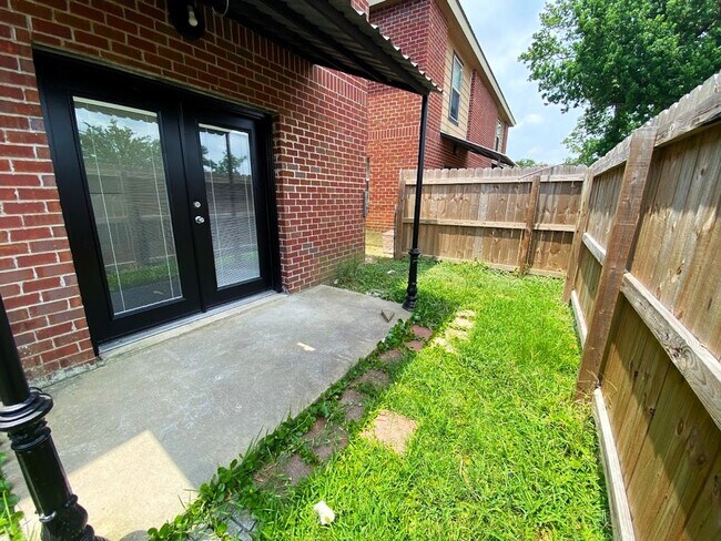 Building Photo - 2-Bed, 2.5-Bath Townhouse Near McNeese State University