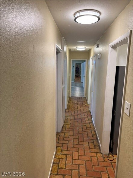 Building Photo - 1390 Hialeah Dr