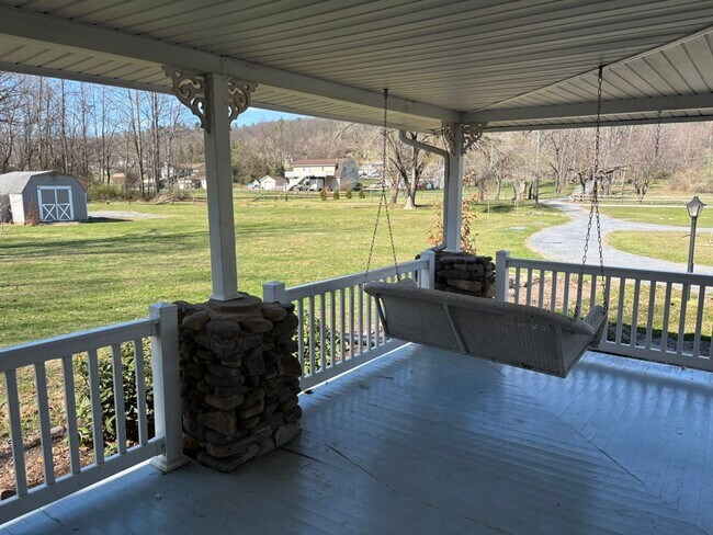 Building Photo - Rare Oasis: 2BR Home with Large Loft Area on 1.5 Acres Bordering National Forest and Fronting Dry...