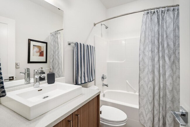 Building Photo - Fantastic Bellevue Townhouse with View...