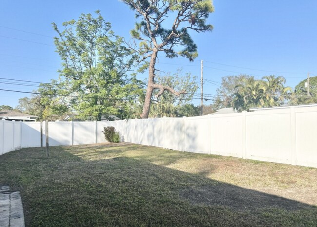 Building Photo - 5566 Kelly Dr N