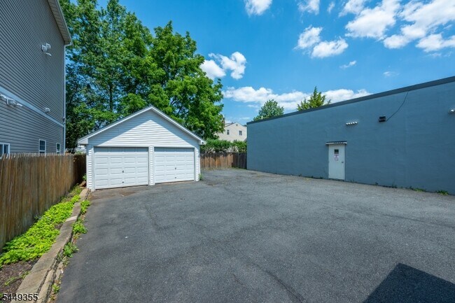 Building Photo - 106 Broughton Ave