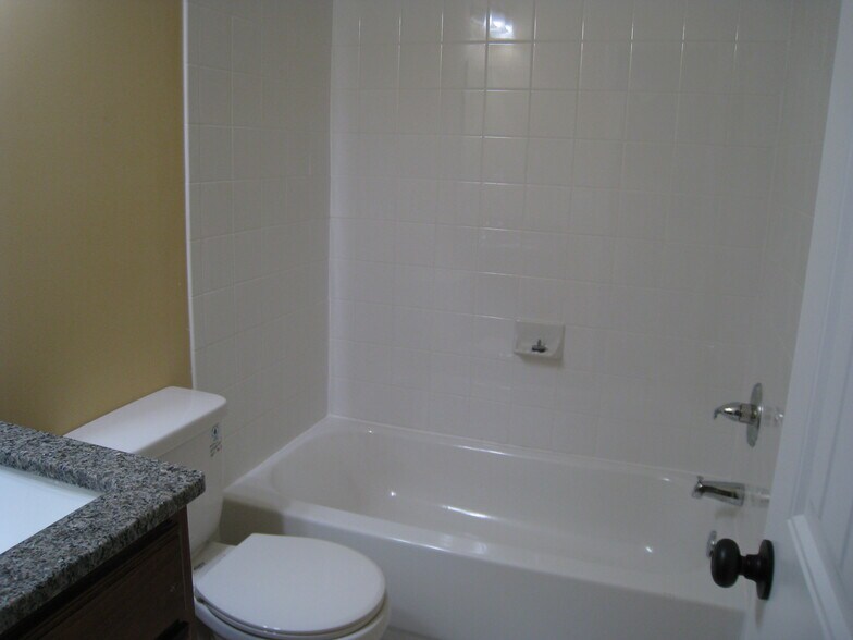 Building Photo - 613 S Meadowbrook St