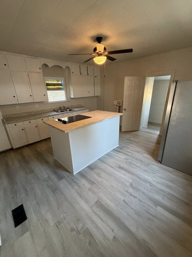 Building Photo - 1015 Eastman St