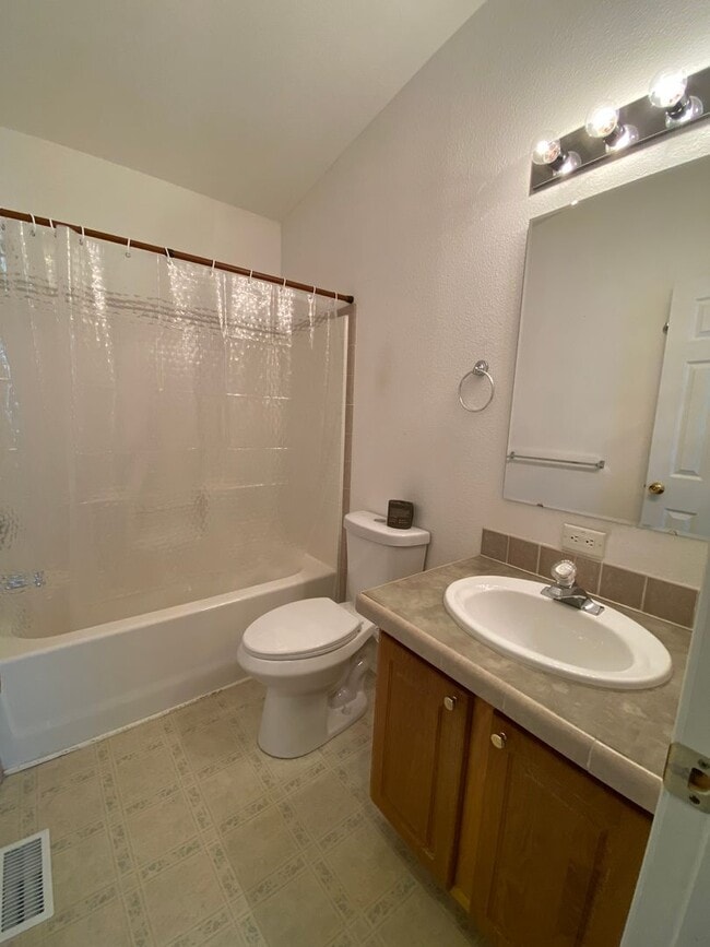 Building Photo - 3 Bedroom 2 bath Home in White Salmon