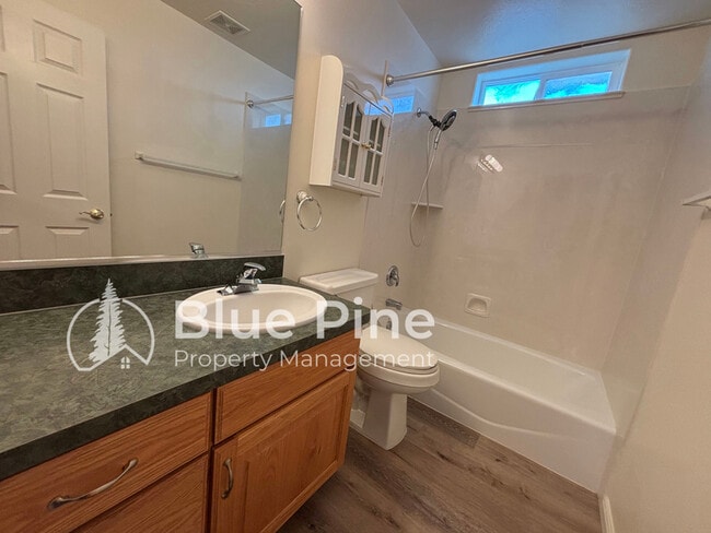 Building Photo - 1228 Oakmeadow Cir