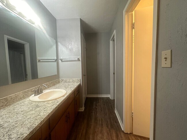 Building Photo - Downstairs unit off Miccosukee!