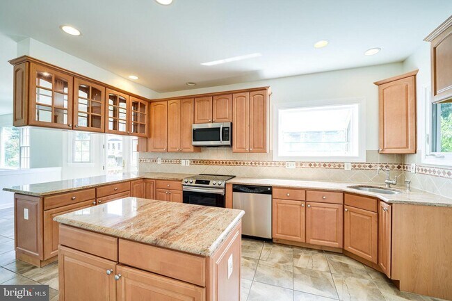 Building Photo - 6207 Woodland Lake Dr