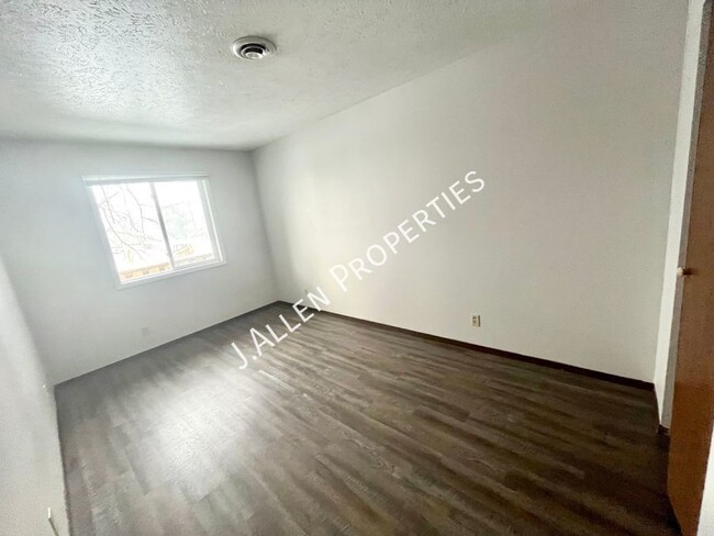 Building Photo - Rarely Available 1 bed, 1 bath