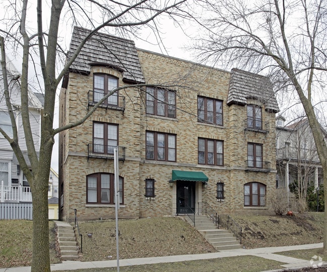 Building Photo - 2937 N Bartlett Ave