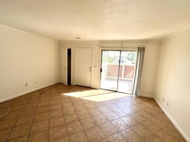 Building Photo - 1460 Kendall Dr