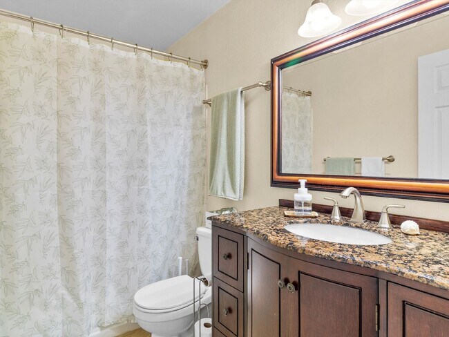 Building Photo - Charming 1 Bedroom in Federal Way Close to Light Rail and Onsite Fitness Center!