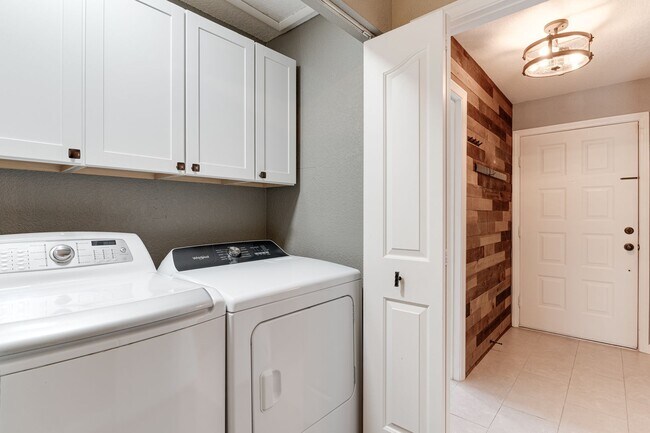 Building Photo - Remodeled 3-Bedroom Condo with Fireplace 8...