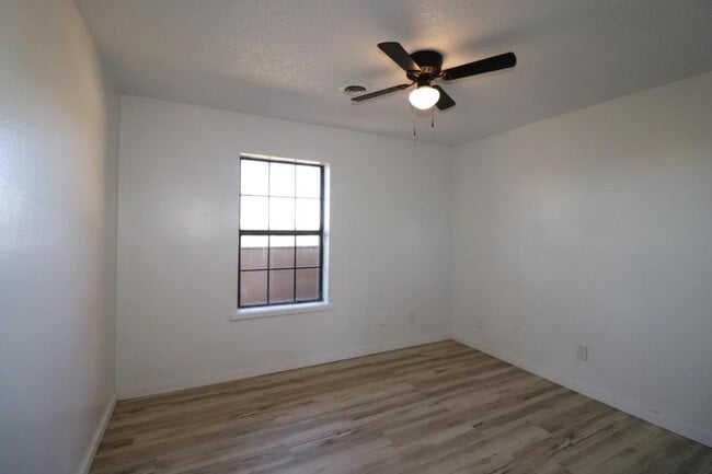 Building Photo - 118 Fairway Ave