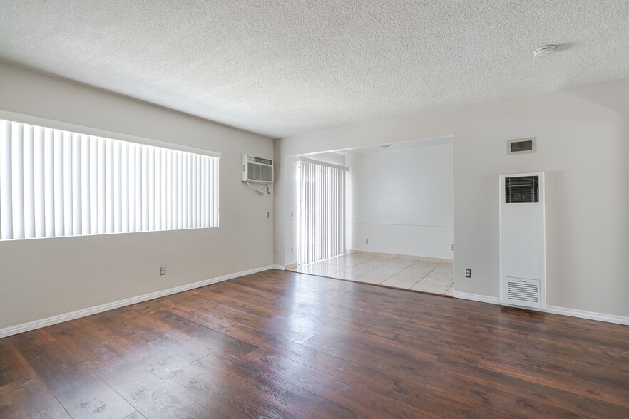 Building Photo - 320 E Del Mar Blvd