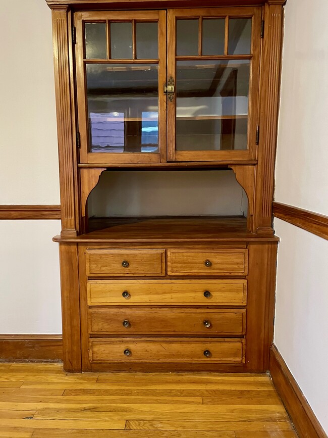Built in cabinet - 100 Train St
