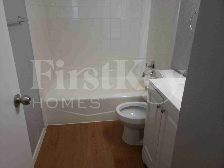 Building Photo - 6537 La Grange Dr