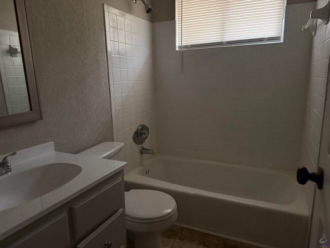 Building Photo - 417 Willow Ave