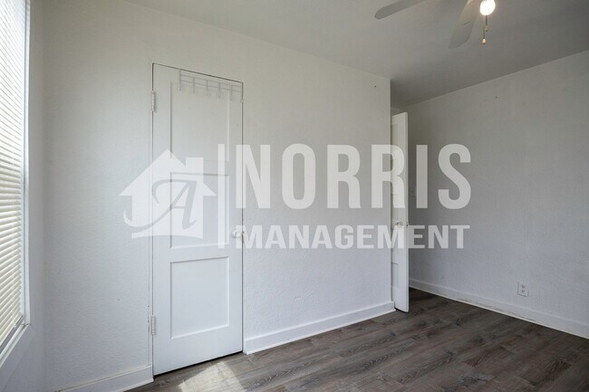 Building Photo - Multi-Unit Space Available NOW!