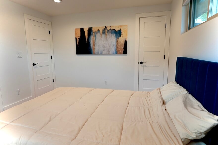 Building Photo - 4284 S Normandie Ln