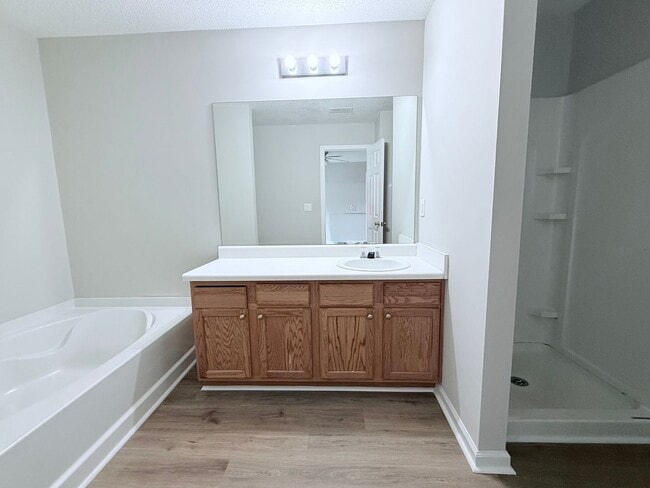 Building Photo - 2 Bedroom Townhome in gated community - Cu...